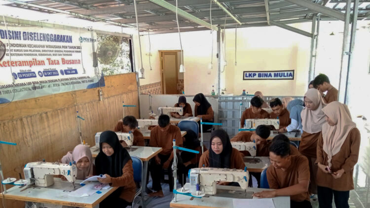 Pelatihan Menjahit di LPK Bina Mulia Batang: Mencetak Penjahit Profesional